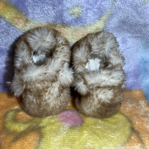 EUC Fuzzy baby slippers. Newborn tan/cream - Picture 4 of 4